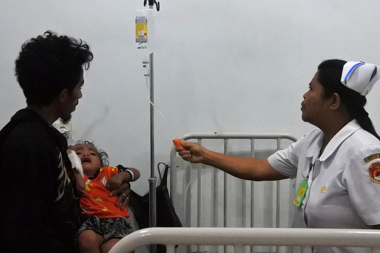Seorang suster mengecek cairan infus salah seorang pasien yang dirawat akibat terserang demam berdarah dengue (DBD) di RSUD TC Hillers, Maumere, Kabupaten Sikka, NTT, Rabu (11/3/2020). Sampai dengan Rabu (11/3) malam, jumlah kasus DBD di Kabupaten Sikka bertambah sebanyak 18 kasus menjadi 1.234 kasus dari hari sebelumnya 1.216 kasus dengan jumlah pasien yang dirawat mencapai 105 orang dan meninggal dunia mencapai 14 orang.