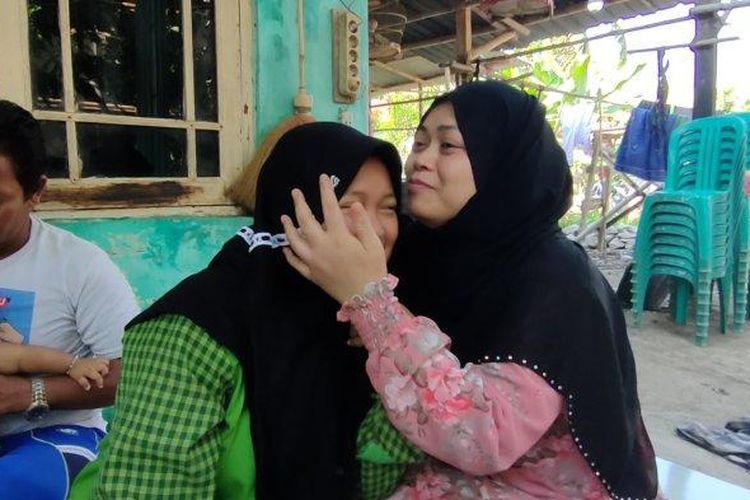 Rusmini Wati saat berkumpul dengan keluarganya di Desa Cangko, Kecamatan Tukdana, Kabupaten Indramayu, Selasa (6/9/2022). Ia sebelumnya terancam hukuman mati karena dituduh mengguna-guna majikannya di Arab Saudi. 
