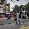 Bollard di Trotoar di Tebet Dipasangi Spanduk, Satpol PP Tertibkan