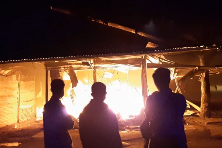 Pedagang melihat lapaknya yang terbakar di relokasi Pasar Johar Semarang, Rabu (2/2/222)