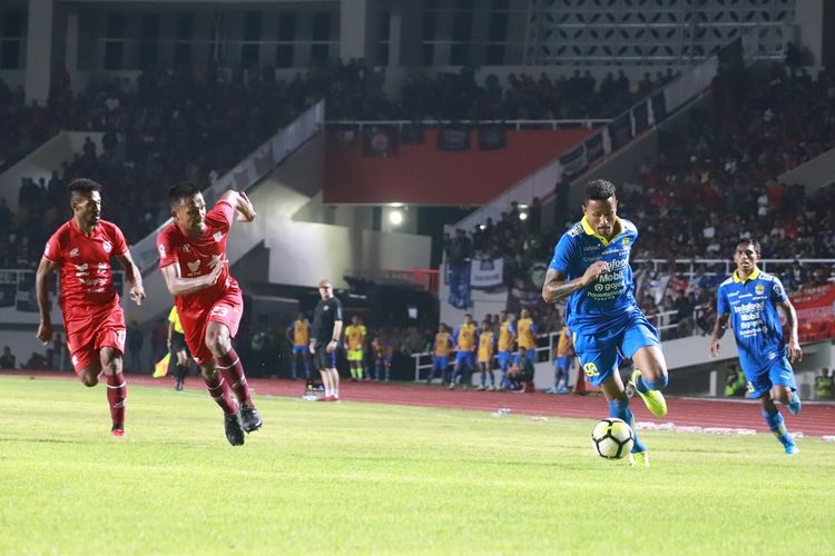 Striker asing Persib Bandung,Wander Luiz menunjukkan kecepatannya dalam menggiring bola pada laga uji coba Persis Solo vs Persib Bandung di Stadion Manahan, Solo, Sabtu (15/2/2020).