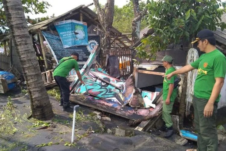 Salah satu rumah di Kampung Rawakalong, Kelurahan/Kecamatan Palabuhanratu, Kabupaten Sukabumi, Jabar yang rusak berat setelah dihantam gelombang tinggi laut selatan Kabupaten Sukabumi pada Minggu, (3/7/2022). 
