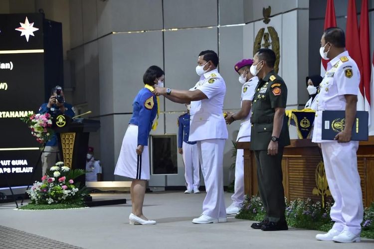 Kepala Staf Angkatan Laut (KSAL) Laksamana Yudo Margono saat menutup pendidikan sekaligus mewisuda 107 taruna AAL angkatan ke-67 tahun 2022 di Gedung Maspardi, Kesatrian AAL, Bumimoro, Surabaya, Jawa Timur, Jumat (24/6/2022).