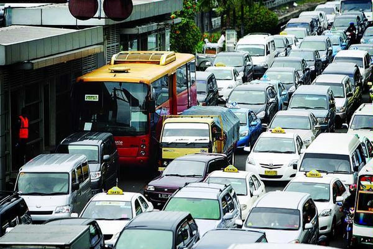 Armada bus transjakarta Koridor IX Pluit-Pinang Ranti terjebak dalam kemacetan di sekitar halte transjakarta Semanggi, Jakarta Pusat, Senin (3/1). Keterbatasan armada bus dan kemacetan parah menyebabkan jarak kedatangan antarbus menjadi lama.