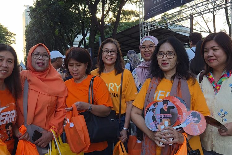 Mencolok dengan Busana Oranye, Komunitas Jerry Yan's Family Indonesia Tampil Beda di Konser F*FOREVER