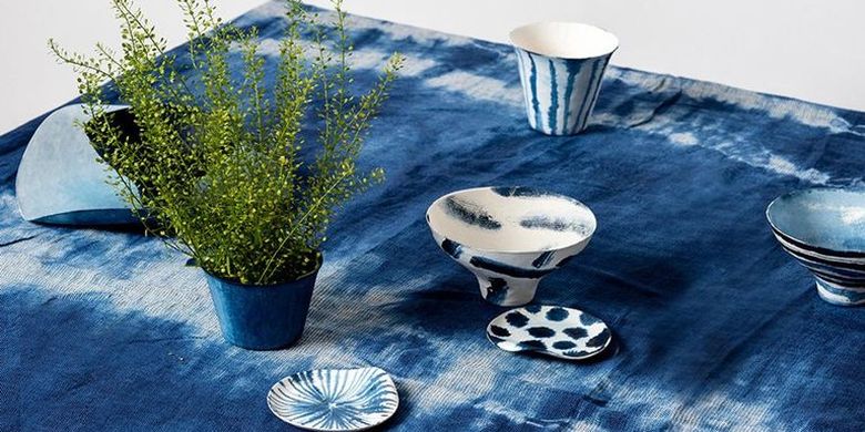 Taplak meja dan peralatan makan bertema indigo.