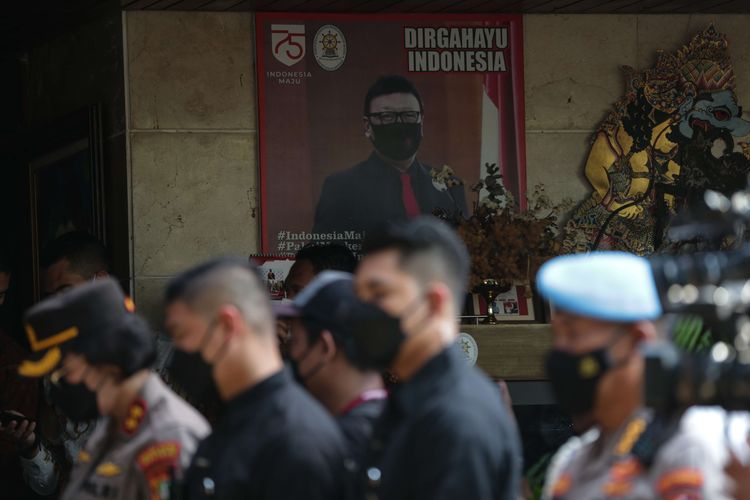 Poster bergambar Menteri Pendayagunaan Aparatur Negara dan Reformasi Birokrasi (Menpan-RB) Tjahjo Kumolo di rumah duka Widya Chandra, Jakarta, Jumat (1/7/2022). Tjahjo Kumolo meninggal setelah dirawat di Rumah Sakit Abdi Waluyo, Jakarta Pusat, selama hampir dua pekan.