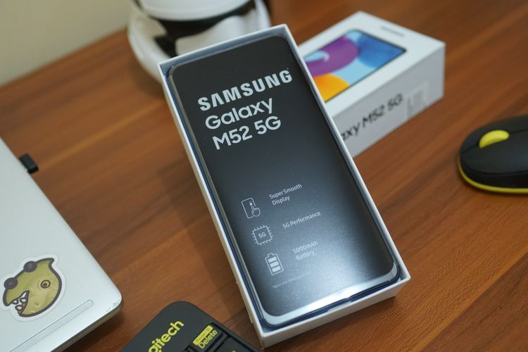 Bagian dalam kotak kemasan Samsung Galaxy M52 5G ketika pertama kali dibuka. 