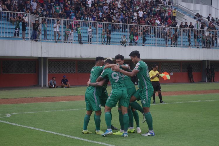 Para pemain PSS Sleman merayakan gol ke gawangb Kalteng Putra di Stadion Maguwoharjo, Sleman, Jumat (18/10/2019)