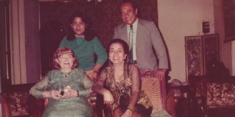 Perempuan berambut pirang itu adalah K'tut Tantri, yang memiliki selusin nama julukan, salah satunya Miss Daventry. Tampak Bung Tomo berdiri bersama putri bungsunya, Ratna Sulistami. Sementara Sulistina Sutomo, istri Bung Tomo, tampak duduk bersama Tantri. Foto ini diambil ketika Tantri berkunjung ke rumah mereka di Jalan Besuki No.27 Menteng, Jakarta, pada 1980.