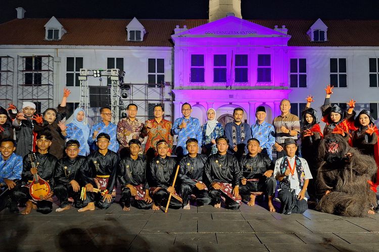 Para penari Tari Sekujang asal Kabupaten Seluma berfoto bersama jajaran Pemerintah Kabupaten Seluma usai tampil di panggung Colour of Culture Festival (COCF) 2025 di Kota Tua Jakarta, Jumat (10/10/2025).
