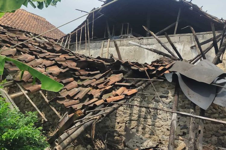 Rumah warga yang rusak akibat bencana banjir dan longsor di Kabupaten Bogor, Jawa Barat, Sabtu (16/7/2022).
