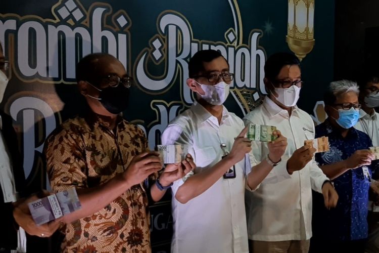 Kepala Kantor Perwakilan BI Provinsi Jawa Tengah, Rahmat Dwisaputra bersama perwakilan Bank, Senin (4/4/2022)