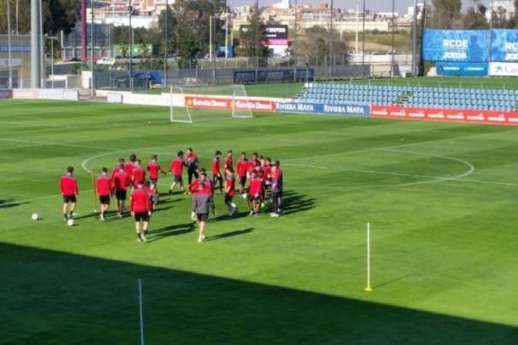 Murid-murid Sekolah Sepak Bola Espanyol mengunjungi lapangan Ciutat Esportiva Dani Jarque, Senin (5/4/2016).