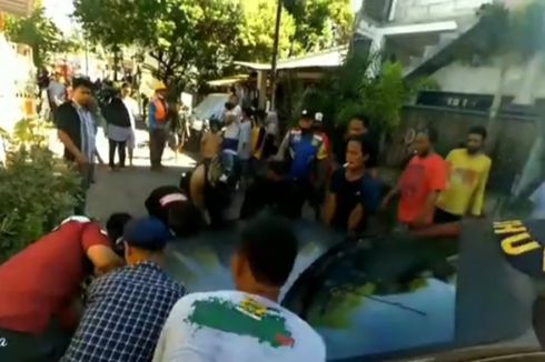 Video Viral Warga Angkat Mobil yang Halangi Jalan Pemadam Kebakaran di Surabaya
