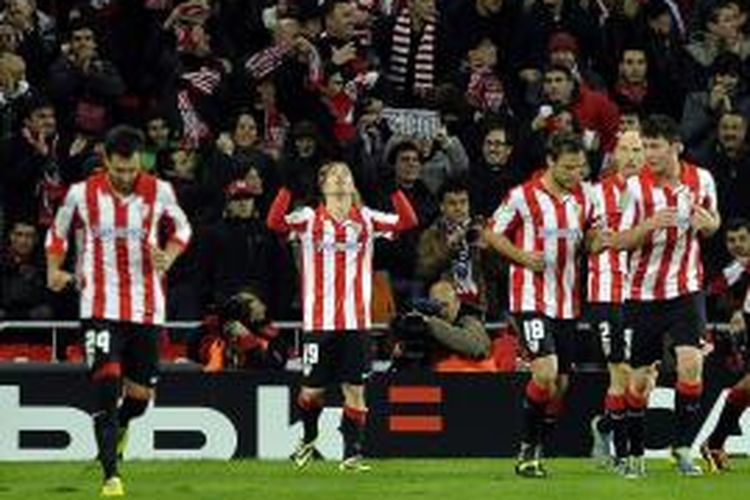 Penyerang Athletic Bilbao Iker Muniain (kedua dari kiri) merayakan golnya ke gawang Barcelona, pada lanjutan Liga BBVA, di San Mames, Minggu (1/12/2013).
