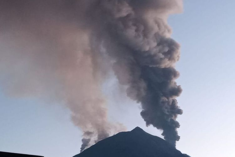 Gunung Lewotobi Laki-laki di Kabupaten Flores Timur, Nusa Tenggara Timur (NTT) mengeluarkan asap kawah pada Selasa (2/1/2024).