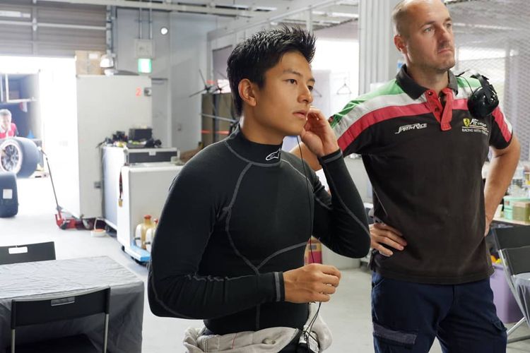 Pebalap Indonesia dari tim T2 Motorsports, Rio Haryanto, saat bersiap menjalani sesi paid practice di Sirkuit Suzuka, Jepang, Kamis (20/6/2019).