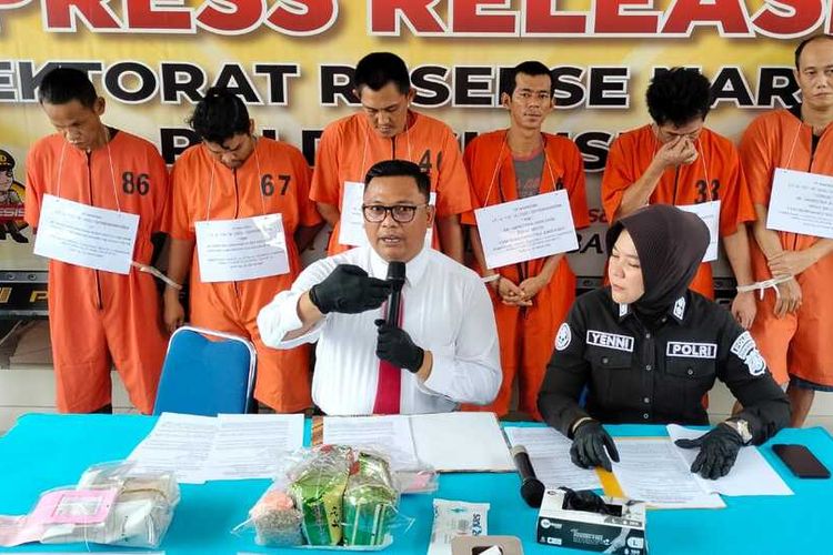 Polda Sumatera Selatan melakukan gelar perkara terkait penangkapan tiga warga Medan yang hendak menyelundupkan sabu dan ekstasi ke Muratara, Rabu (11/10/2023).