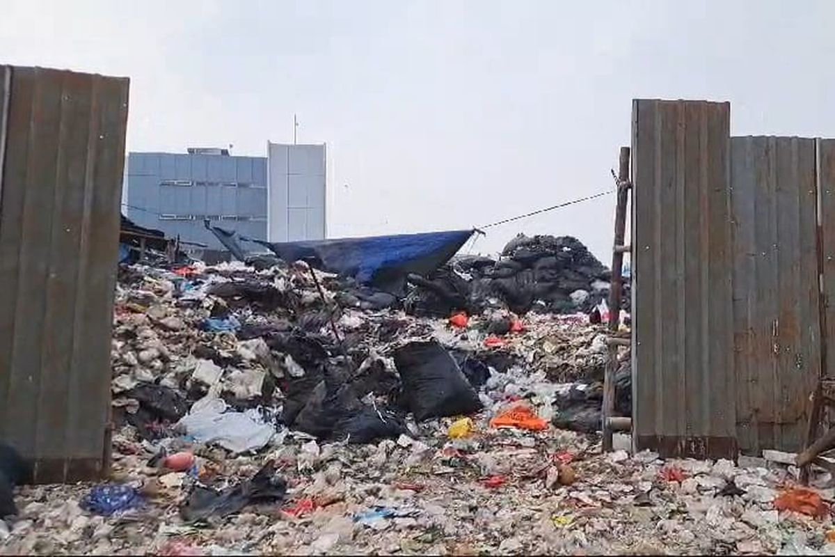 Tumpukan sampah di Kembangan, Jakarta Barat. Baunya turut menyengat