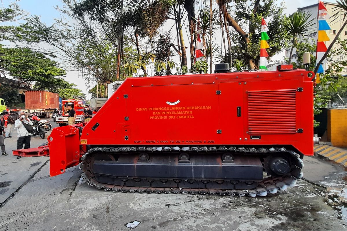 Satu unit robot pemadam kebakaran Dok-Ing MVF-5 U3 ke lokasi kebakaran pabrik kimia, PT Justus Sakti Raya, di Jalan Raya Cakung-Cilincing, Cilincing, Jakarta Utara, Selasa (23/8/2022).