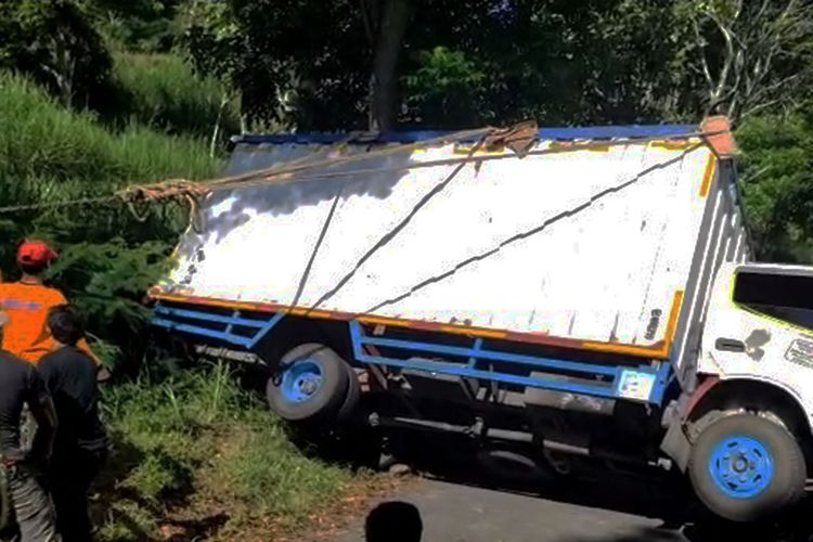 Tidak mengenal medan jalan yang dilalui, mobil truk memuat susu kemasan terguling di Kabupaten Magetan.