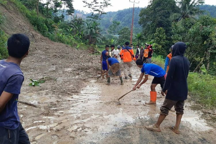 Banjir dan longsor terjadi di lima kecamatan di Kabupaten Lebak, Rabu dan Kamis 13-14 Mei 2020. 85 KK dilaporkan terdampak, dan sebuah jembatan putus.