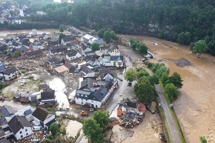 Sebuah foto yang diambil dengan drone menunjukkan kehancuran akibat banjir Sungai Ahr di desa Eifel Schuld, Jerman barat, Kamis, 15 Juli 2021. 