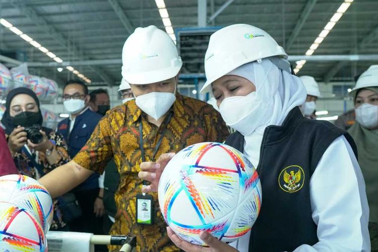 Gubernur Jatim Khofifah Indar Parawansa melepas ekspor bola Al Rihla buatan PT Global Way Kabupaten Madiun.