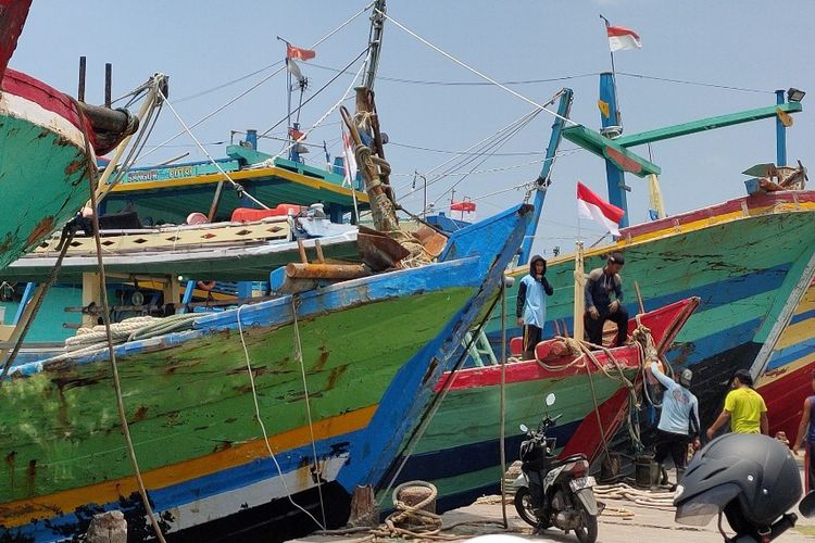 Sejumlah kapal eks cantrang di Pelabuhan Perikanan Pantai Tegalsari, Kota Tegal siap kembali melaut setelah mengantongi perizinan, Senin (14/3/2022). 