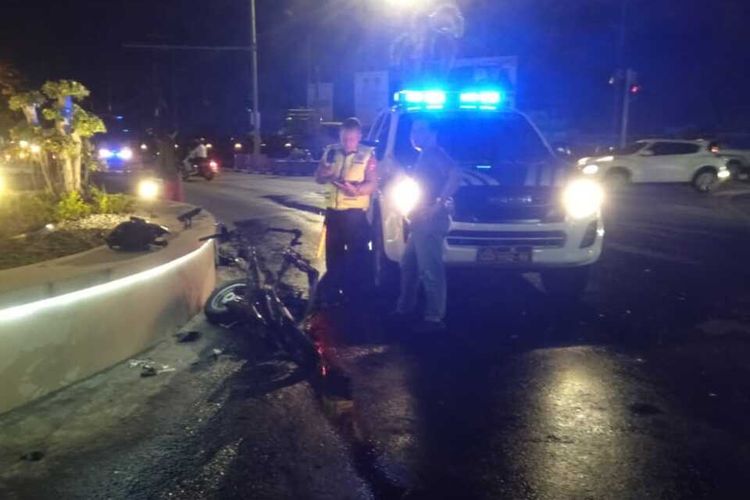 Petugas Satlantas Polres Tuban melakukan olah tempat kejadian kecelakaan yang mengakibatkan sepeda motor Honda Scoopy terbakar di Simpang Empat Bundaran Patung Letda Sucipto , Kabupaten Tuban, Jawa Timur.