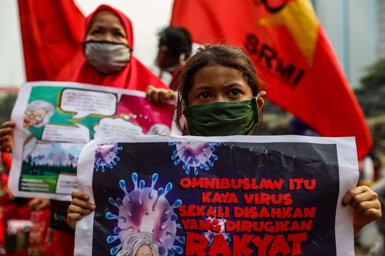 Serikat Masyarakat Miskin Indonesia (SRMI) melakukan aksi unjuk rasa di kawasan Patung Kuda Jakarta Pusat, Jumat (16/10/2020). Mereka menolak pengesahan omnibus law Undang-undang Cipta Kerja.