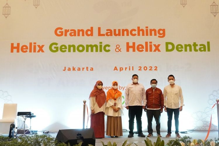 Alumnus Fakultas Teknik Universitas Indonesia (FT-UI) Hendry Ramdhan dan alumnus Fakultas Farmasi Institut Teknologi Bandung (FFI-TB) Rohni menghadirkan layanan Helix Genomic 