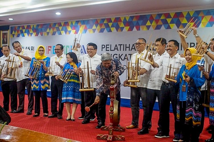 Deputi Bidang Pengembangan Penyelenggaraan Kompetensi Lembaga Administrasi Negara, Basseng didampingi seluruh peserta Pelatihan Kepemimpinan Nasional Tingkat I angkatan XLIII memukul gong sebagai tanda dibukanya Festival Inovasi, yang bertempat di Graha Makarti Bhakti Nagari, ASN Coorporate University, Pejompongan, Jakarta, Rabu (4/12)
