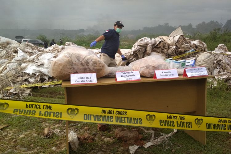 Tim Labfor Bareskrim Polri mengambil sampel limbah karung dan plastik di Kampung Citaman, Desa Tamansari, Kecamatan Pangkalan, Karawang, Jumat (19/1/2018).