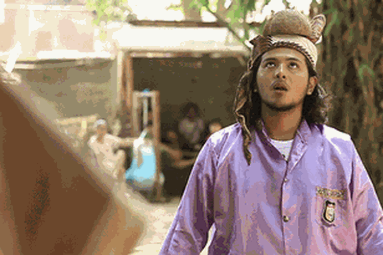 Makkaddaro. Permainan khas Bugis-Makassar ini menggunakan tempurung kelapa sebagai alat permainannya. 