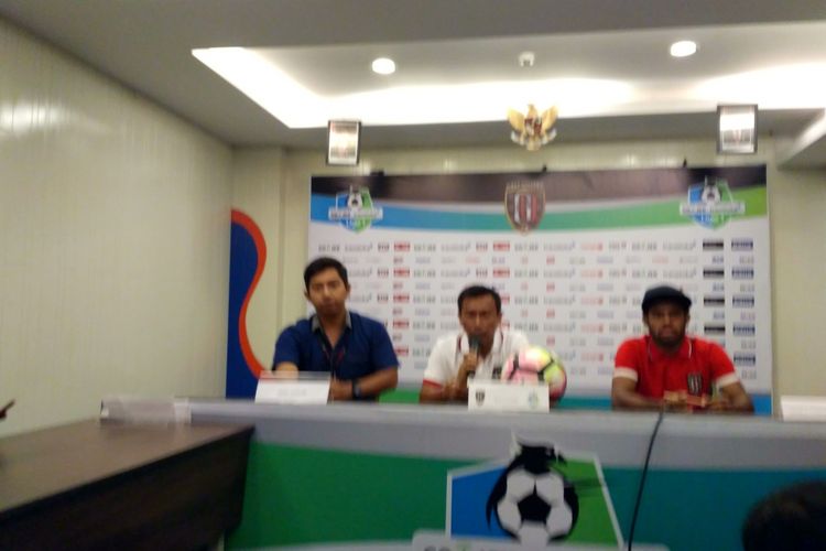 Pelatih Bali United, Widodo C Putro (tengah), saat memberikan keterangan pers.