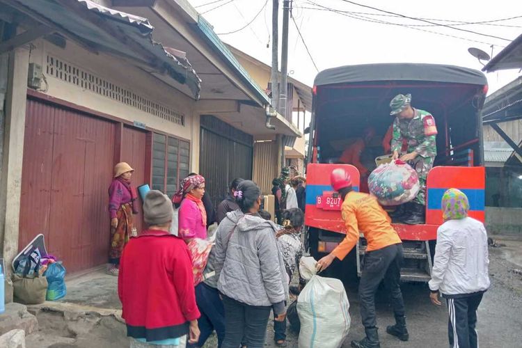 Pengungsi Kuta Tengah Mulai Kembali ke Rumah, Petugas Tetap Disiagakan Pantau Sinabung