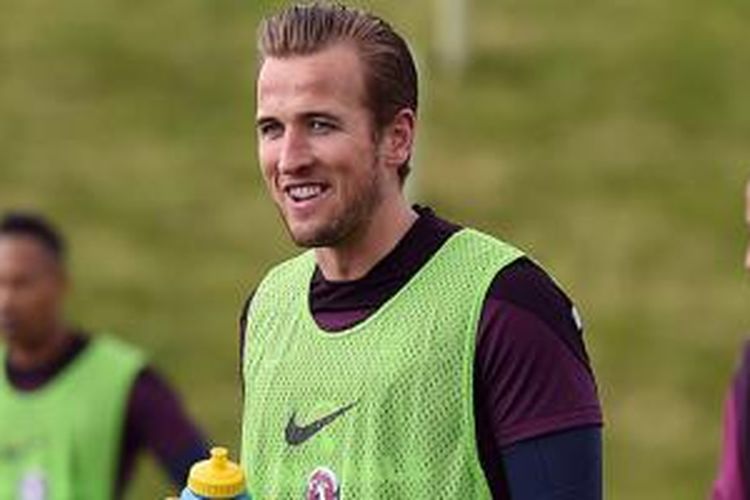 Harry Kane saat berlatih di tempat latihan timnas Inggris. 