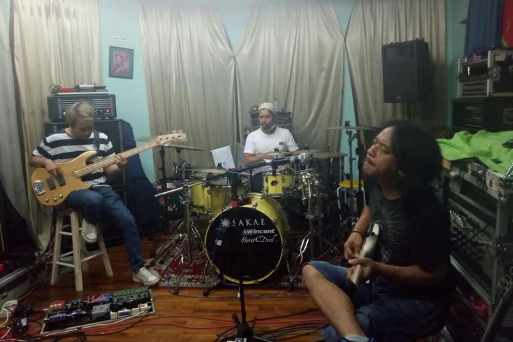 Thomas, Hendi dan Dewa Budjana diabadikan saat berlatih untuk persiapan Konser 5UPERGROUP di kawasan Jagakarsa, Jakarta Selatan, Rabu (15/11/2017).