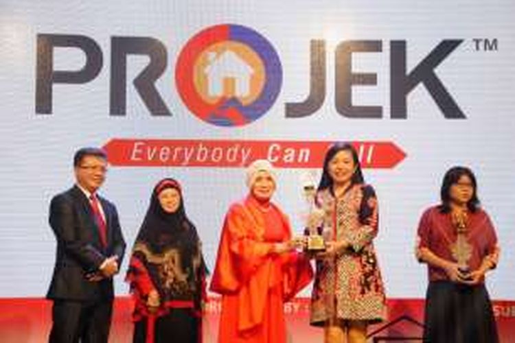 Rosehida Rachmat Dewi, Chief Operating Officer Projek saat menerima penghargaan 'Inovasi Digital Marketing Dalam Industri Properti' di ajang Indonesia Property&Bank Award 2016 (IPBA-2016) di Jakarta, Kamis (18/8/2016).  