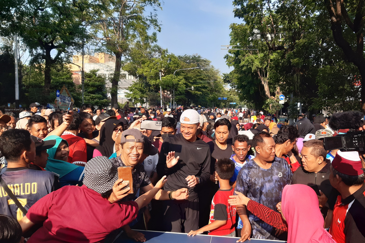 Calon presiden nomor urut 3 Ganjar Pranowo disambut antusias pengunjung di car free day (CFD) di Jalan Slamet Riyadi Solo, Jawa Tengah, Minggu (24/12/2023).