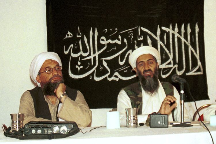 Ayman Al Zawahiri (kiri) dan Osama bin Laden (kanan) pada 1998 yang fotonya dirilis 19 Maret 2004. Pemimpin Al Qaeda tewas di Afghanistan dalam serangan drone AS. Kematiannya diumumkan pada Senin (1/8/2022).