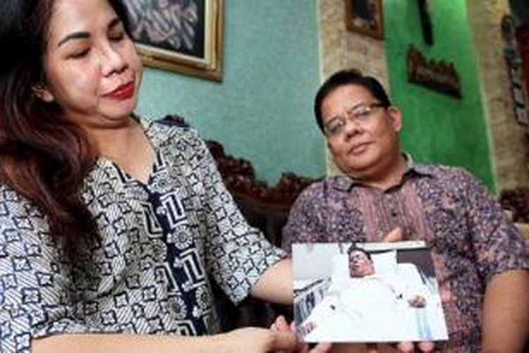 Foto kenangan Adrianus Meliala ketika menjalani perawatan di rumah sakit akibat kecelakaan pesawat diperlihatkan istri, Rosari Ginting, di kediamannya di Depok, Jawa Barat, Jumat (18/9). 