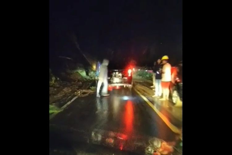 Tertimbun Longsor Akses Jalan Trans Sulawesi di Majene Terputus