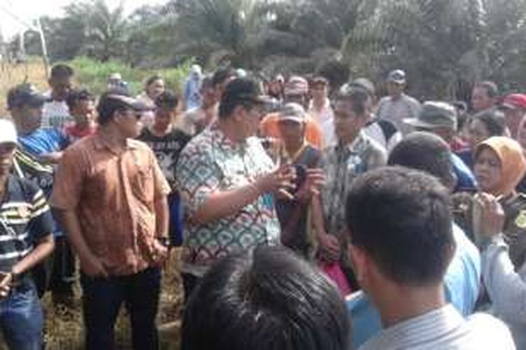 Majelis hakim PN Tais, Seluma, Bengkulu menggelar sidang lapangan terhadap terdakwa Nurdin.