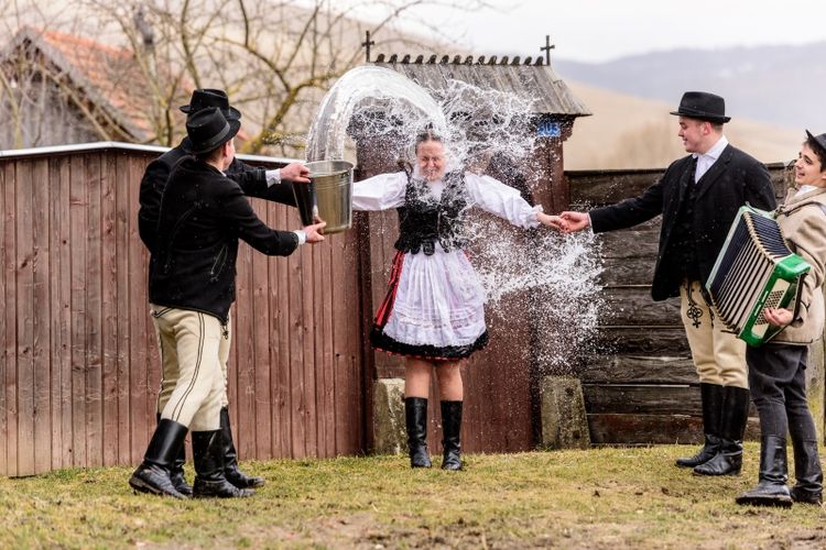 Di Rumania, orang-orang mengambil air dari sumur lokal pada hari Minggu Paskah untuk keperluan mencuci muka.
