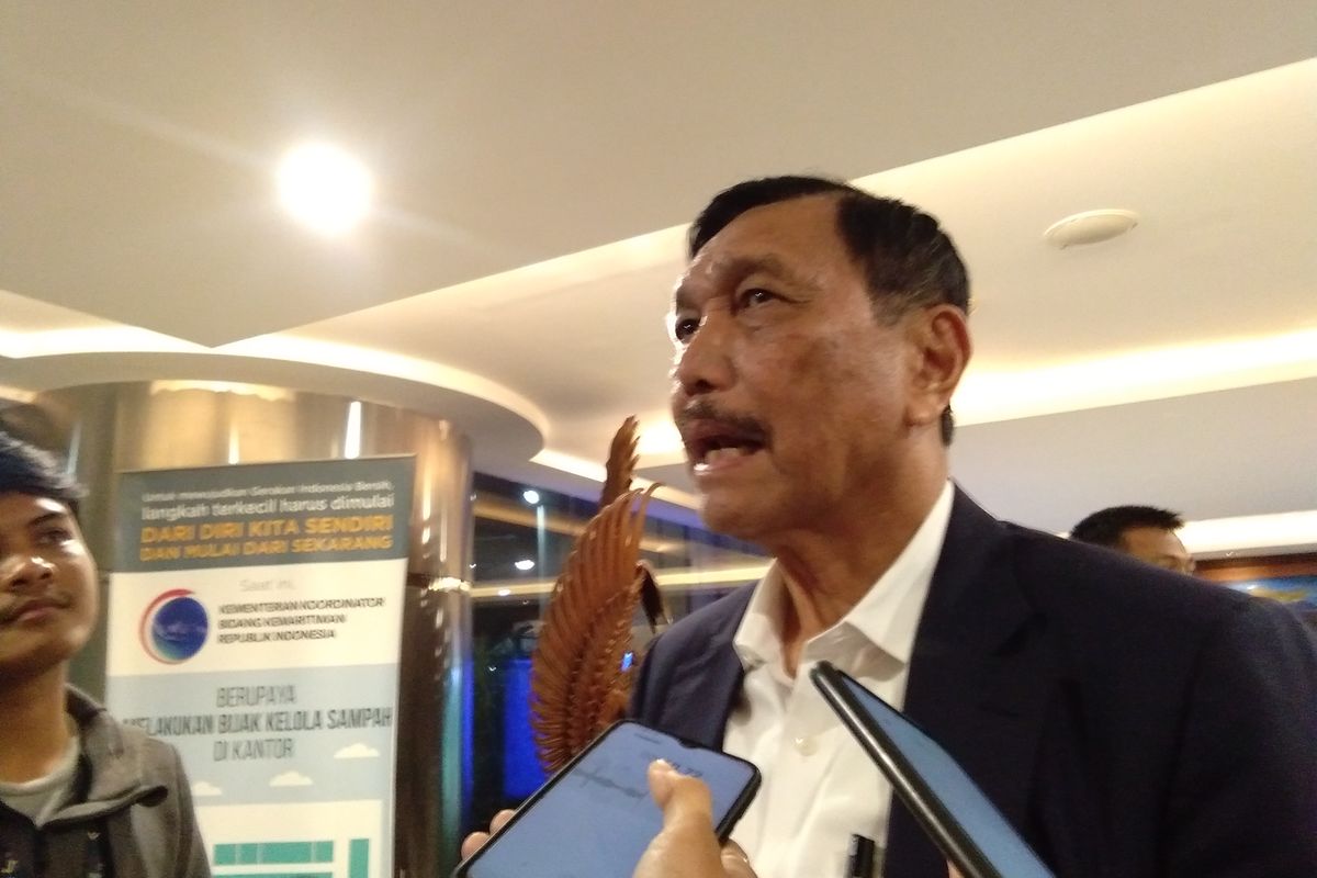 Menko Kemaritiman dan Investasi, Luhut B. Pandjaitan memberikan keterangan pers di Kantor Kemaritiman dan Investasi, Jakarta, Senin (9/3/2020).