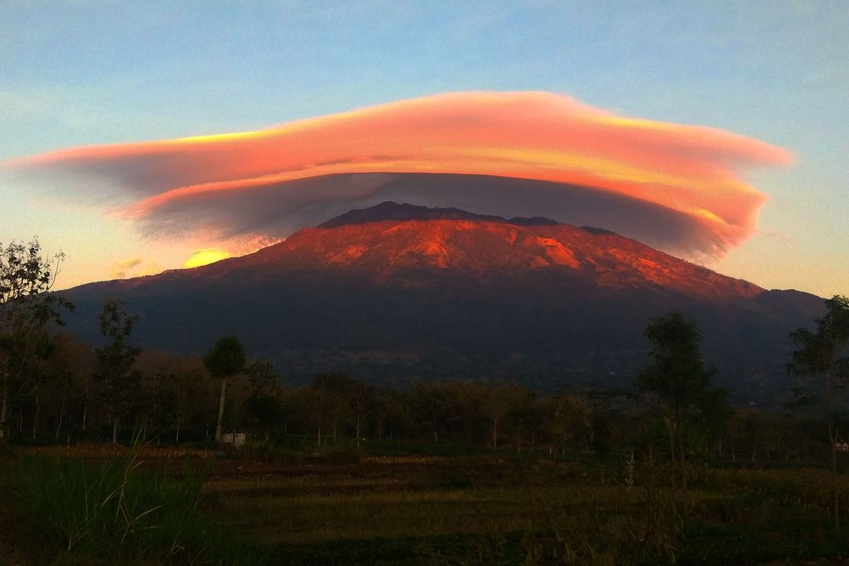 Fenomena Gunung Lawu bertopi awan kembali terjadi pad Kamis pagi. Sejak pukul 05:00 WIB warga Magetan dan sekitarnya bisa melihat pemandangan yang indah saat awan berbentuk topi menaungu Puncak Gunugn Lawu.