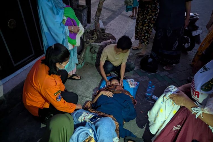 Seorang ibu asal Surabaya, Jawa Timur berinisial SW mendadak melahirkan bayi laki-laki di pinggir jalan pada Jumat (12/9/2025). 